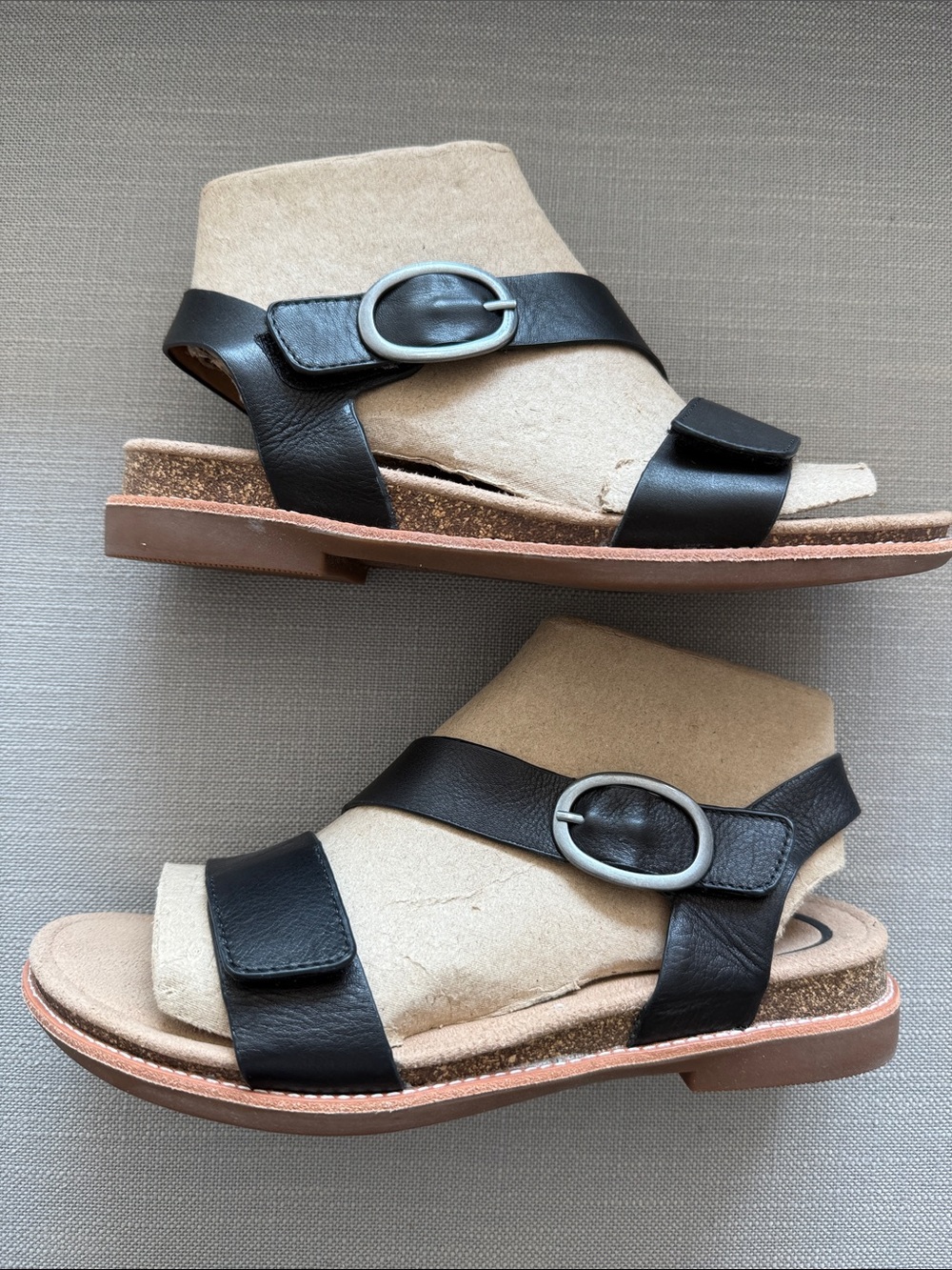 Aetrex TAMARA asymmetrical quarter strap sandals. Black.Size 7.5 - Picture 3 of 6